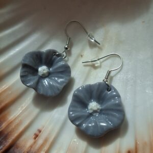 Boucle d'oreille fleur gris clair