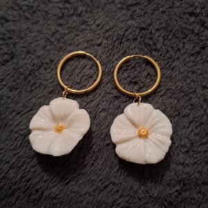 Boucles d'oreilles fleurs blanches